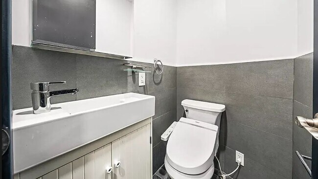 Foto del edificio - 439 W 46th St