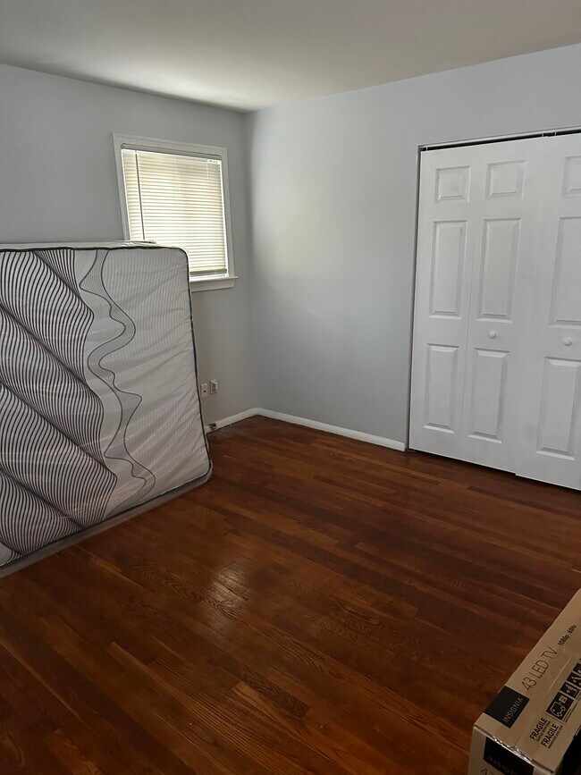 "room 1" - 3123 28th Pky