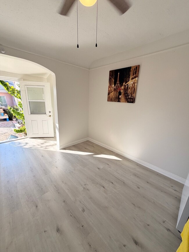 Photo - 1050 Hyperion Ave (Los Angeles, CA) Apartment