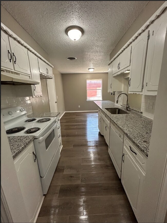 Building Photo - Spacious and Modern 5-Bedroom Home in Yuko...