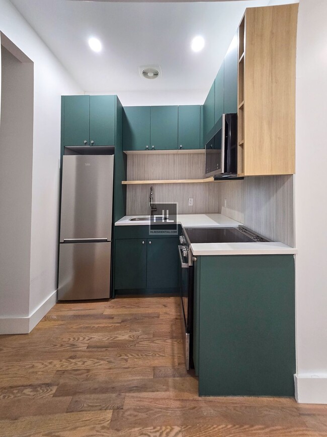 Foto del edificio - Spacious 3BR 1.5 bath  in  Bedstuy-Bushwic...