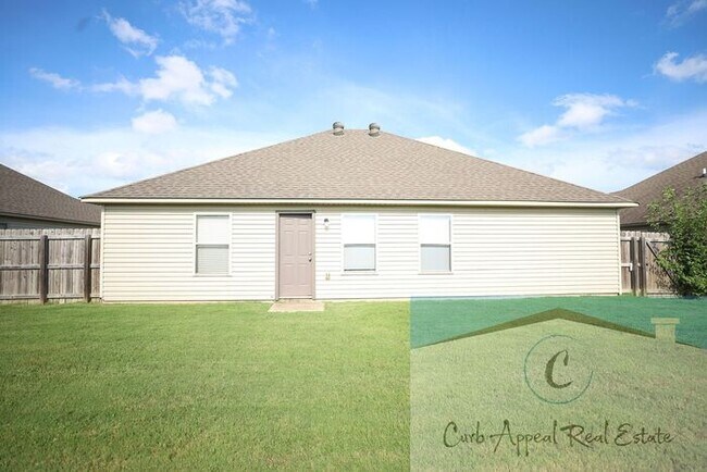 Foto del edificio - Beautiful 3 bed / 2 bath home with a fence...