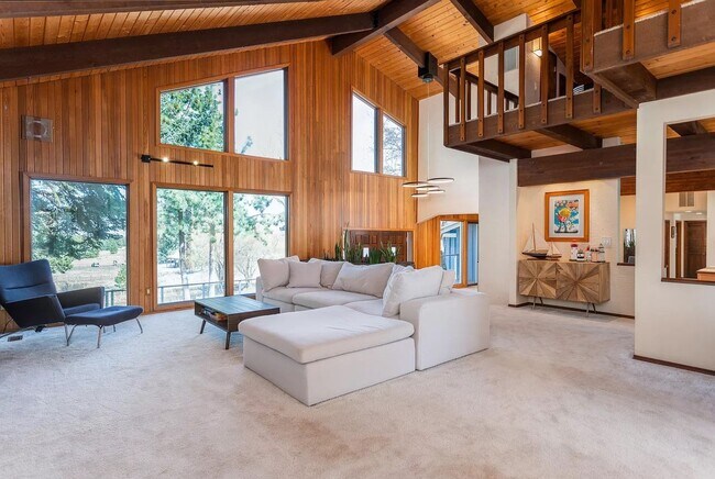 Building Photo - Stunning home on acreage in Woodside Ranch!