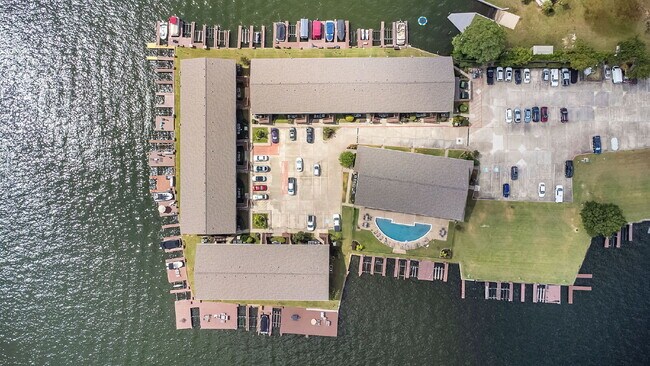 Foto del edificio - Welcome to your lakeside sanctuary in the gated Lake Pointe condominium community on Lake Conroe....