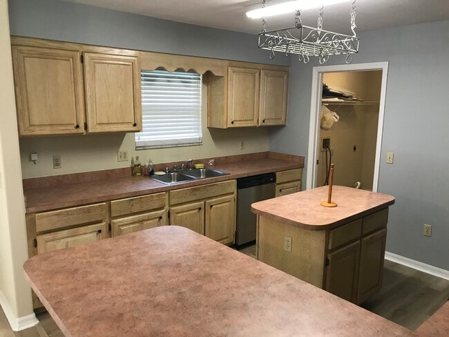 Building Photo - Beautiful 3 Bedroom 2 Bathroom House