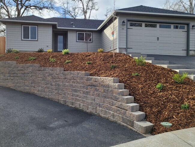 Building Photo - 3 bed 2 bath  Home for Rent in Grants Pass