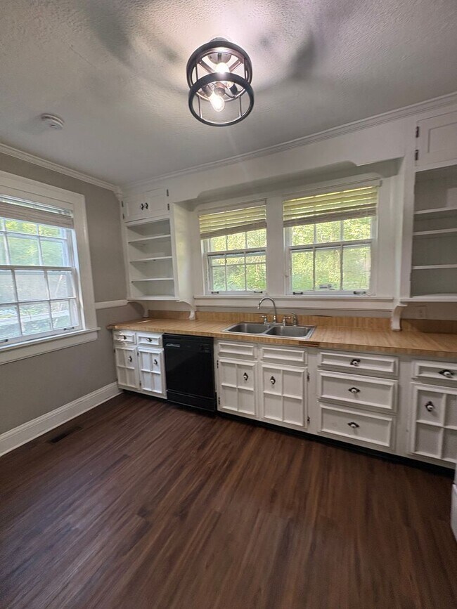 Foto del edificio - 783 Sanders Rd