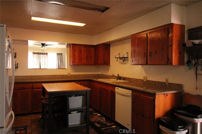 Foto del edificio - 15150 Lakeview Ave