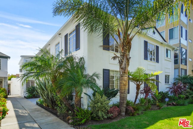 Building Photo - 474 S Roxbury Dr