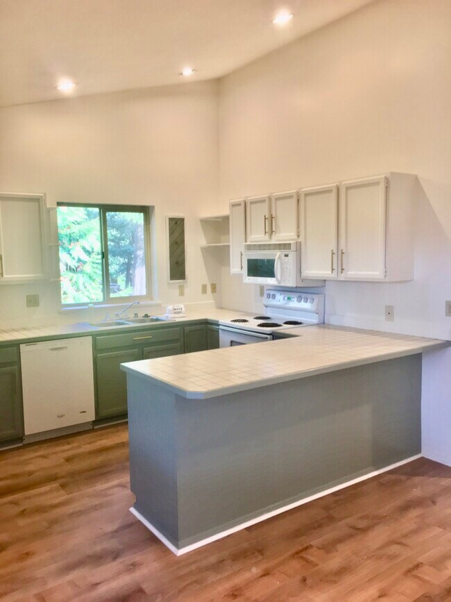 Cocina actualizada con todos los electrodomésticos nuevos en diciembre de 2021, no se muestra aquí en 2021 - 840 Cherry Ave NE
