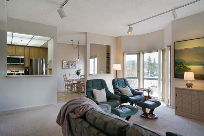 Building Photo - CDA NORTH CONDO - JUST LISTED ONE BEDROOM CONDO!