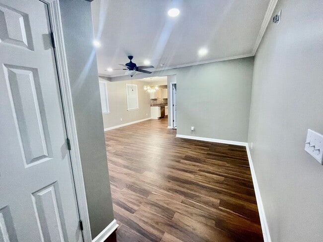 Building Photo - Welcome to this stunning 3-bedroom, 2-bath...