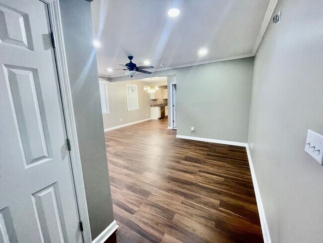 Foto del edificio - Welcome to this stunning 3-bedroom, 2-bath...