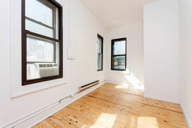 Foto del edificio - 300 W Broadway