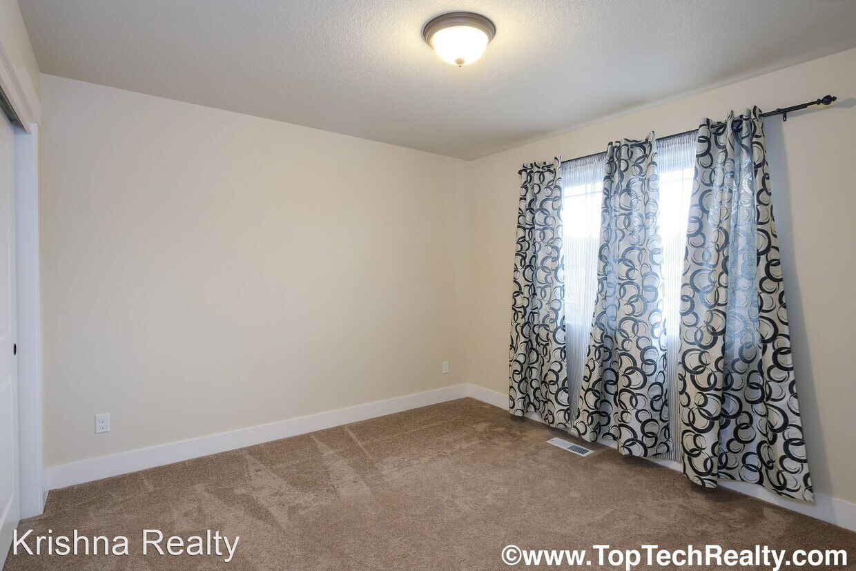 Building Photo - 4 br, 2.5 bath House - 394 NE 77th Ave