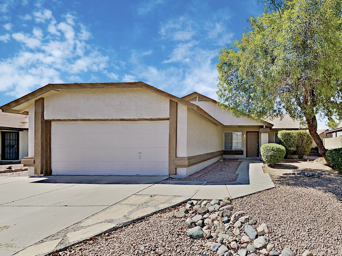 Primary Photo - 3226 W Ross Ave
