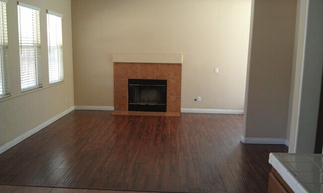 Building Photo - Nice 3 Bedroom/ 3 Bathroom Home in Moreno ...