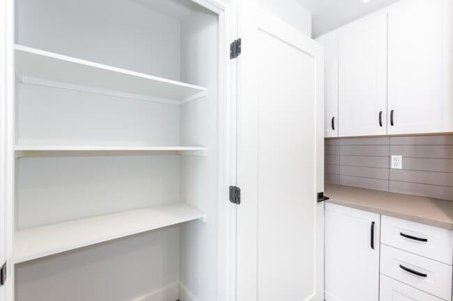 Building Photo - 857 N Hayworth Ave