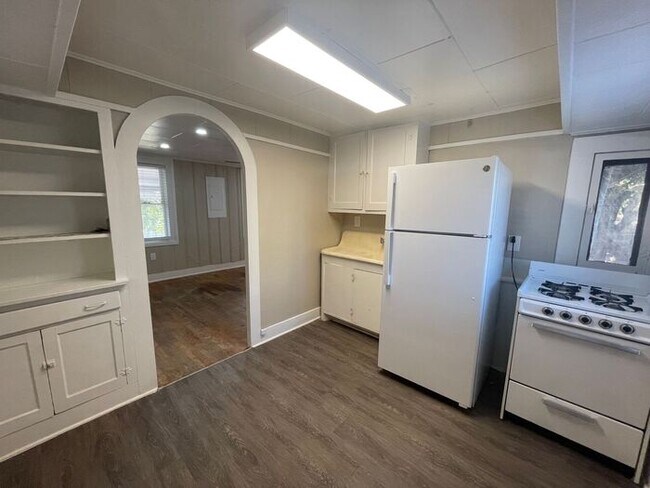 Foto del edificio - Simply the BEST! Adorable 1 Bedroom/1 Bath upstairs apartment home Located off Historic Camp Bowi...