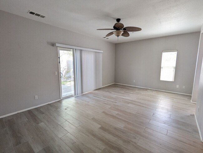 Foto del edificio - Beautiful Three Bedroom Home