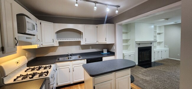 Foto del edificio - Check This One OUT!! To View is to Rent! 3 Bedroom, 1 Bath. Hardwood Floors, Fireplace, Tile and ...