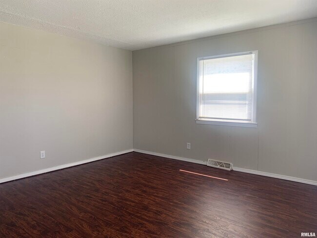 Building Photo - 1814 N Stever Ave