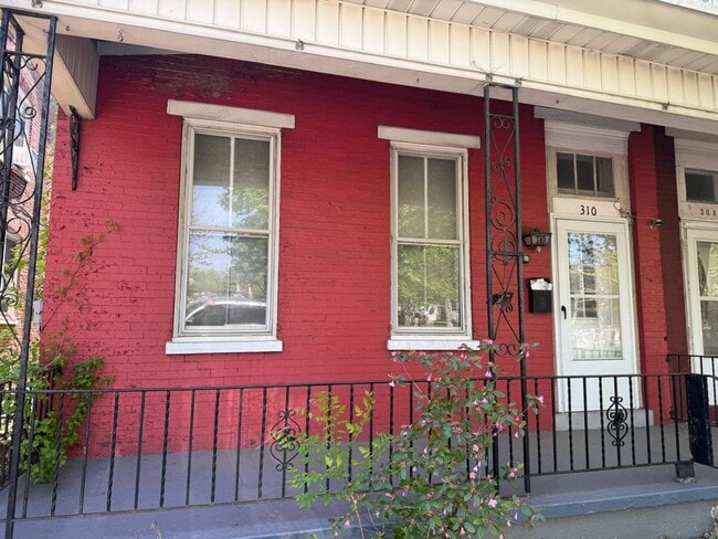 Foto del edificio - Beautiful Victorian Rowhome with Modern Updates – Available Now!