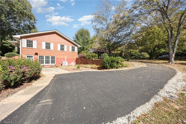 Foto del edificio - For Rent Mocksville Unit B