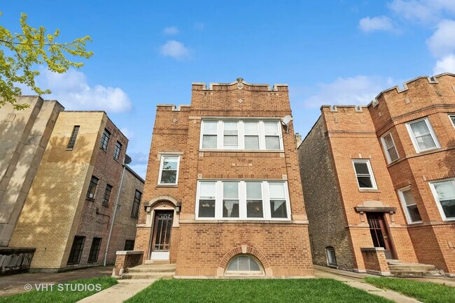 Building Photo - 6208 N Artesian Ave