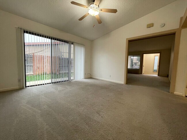 Foto del edificio - 2 Bedroom Duplex for Rent with Garage