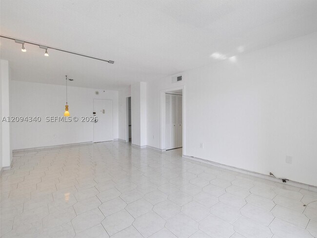 Building Photo - 400 Kings Point Dr