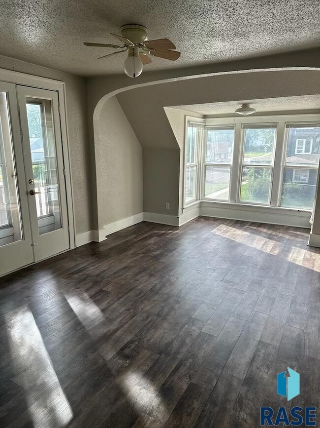 Building Photo - 425 S Prairie Ave