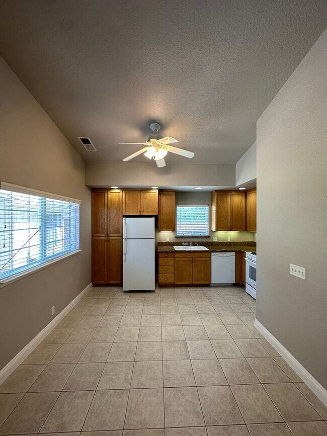 Foto del edificio - Charming 2 bed 1 bath home with modern amenities in prime downtown location!