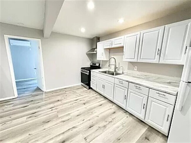 Building Photo - For Rent