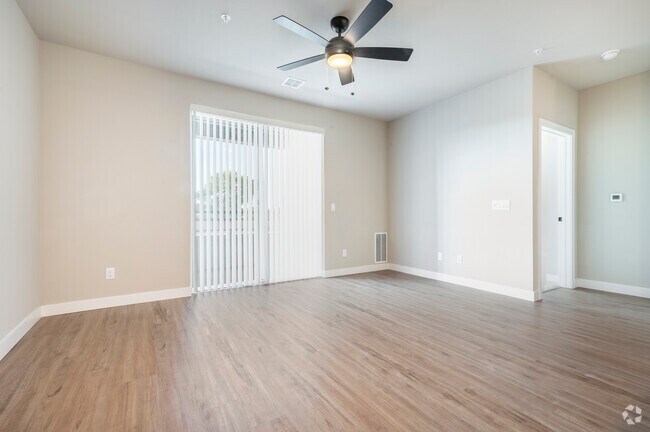 1 habitación, 1 baño, 780 pies cuadrados, sala de estar - 880 N Main St