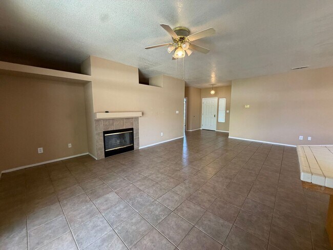 Foto del edificio - Spacious 3 Bedroom, 2 Bath Tevis Ranch Home with Fireplace, Covered Patio & 2-Car Garage
