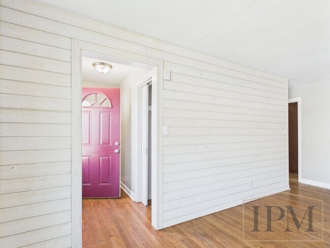 Foto del edificio - Available Now - 2 Bedroom located in Centr...