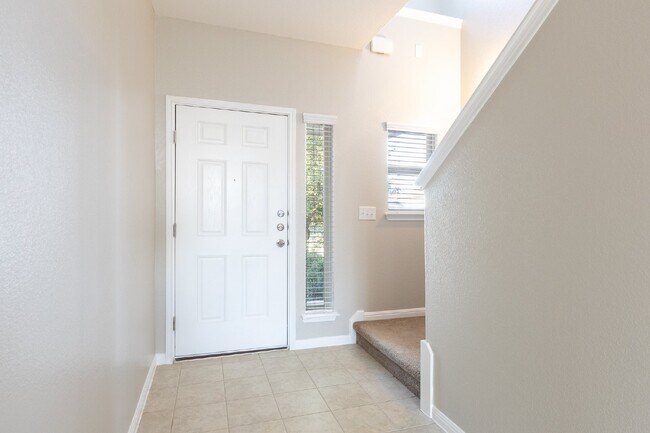 Foto del edificio - 4 Bedroom Home Available for September Move-In