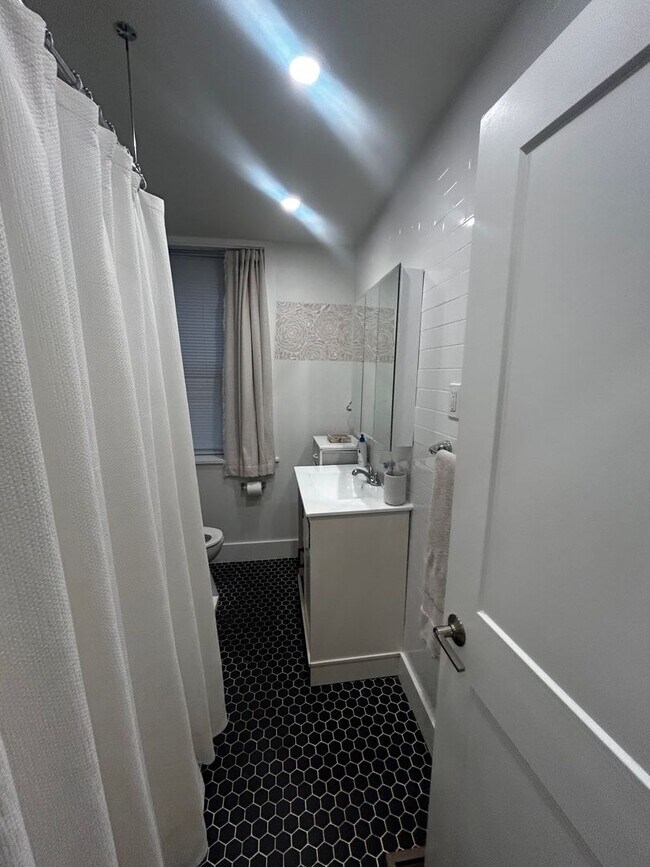 Building Photo - BRAND NEW - 1BR Located just off of Rittenhouse Square Park