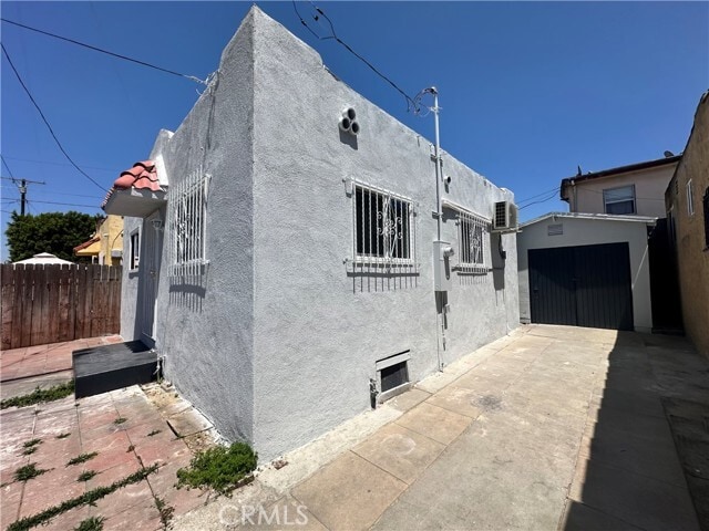 Foto del edificio - 7822 Bell Ave