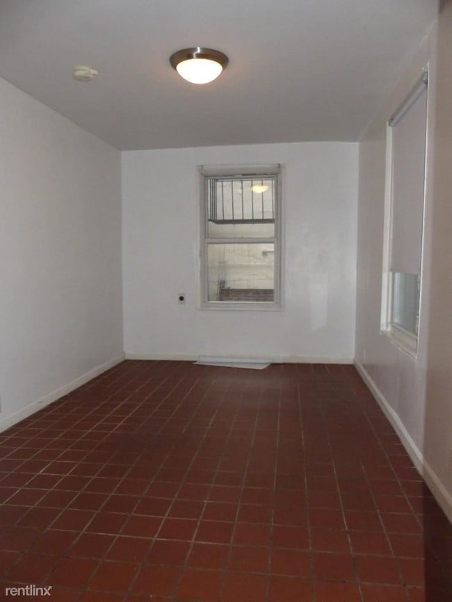 Building Photo - 130 E 80th St