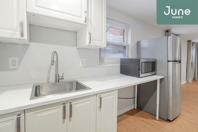 Foto del edificio - ROOM ONLY in 4-bed/2.5-bath Home