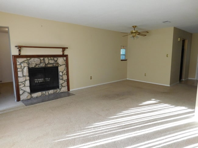 Building Photo - 1622 Lakewood Dr