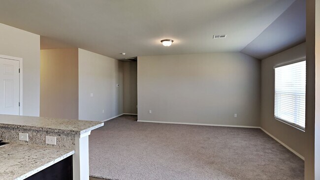 Foto del edificio - Beautiful and Spacious 4 Bedroom 2 Bath Home in Mustang Schools!