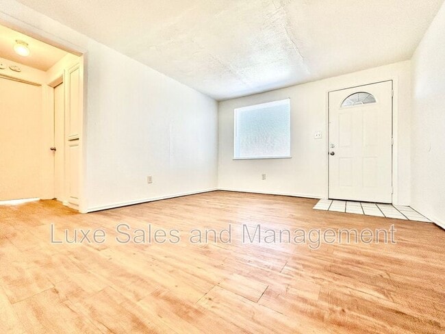 Building Photo - 1700 Karen Dr