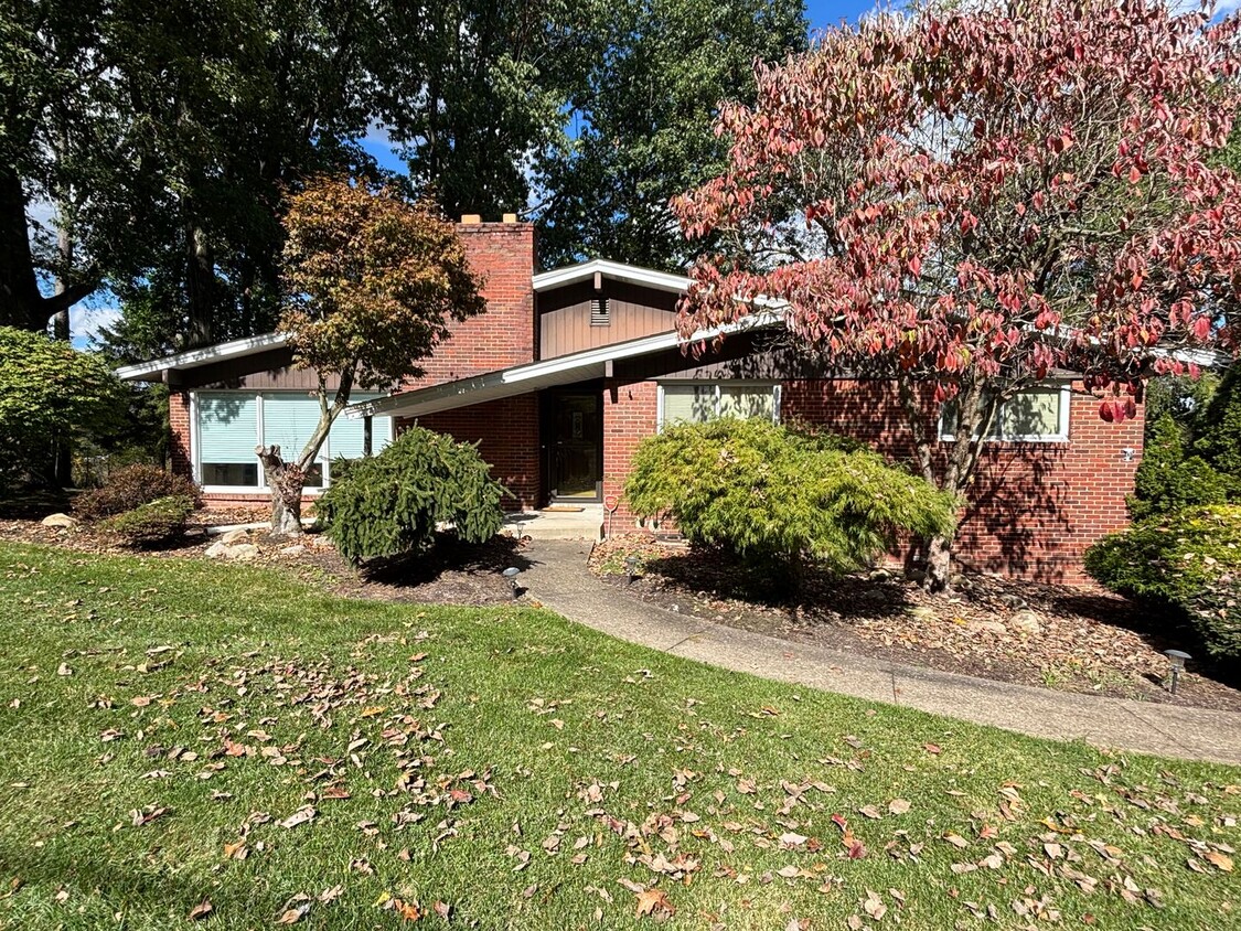 Primary Photo - Beautiful Home in Peters Township!