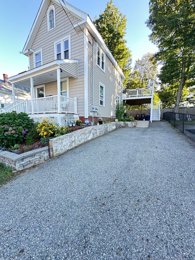 Two-car Driveway - 7 Race St