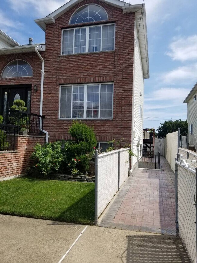 Foto del edificio - 1216 Mason Ave