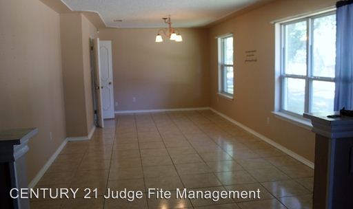 Building Photo - 2221 Ravenwood Dr