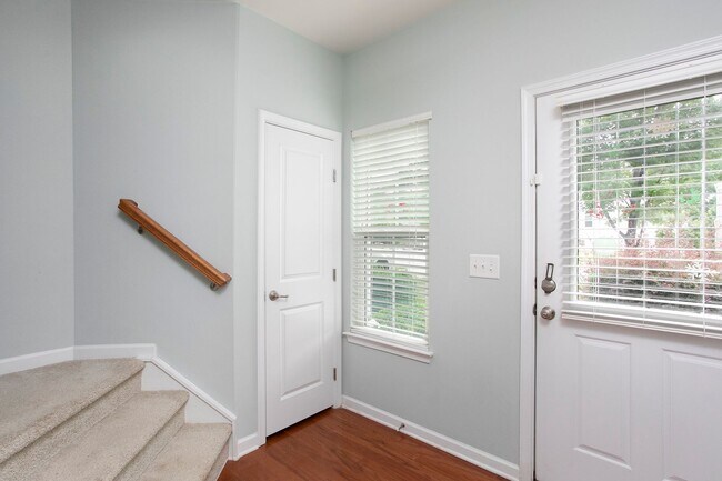 Building Photo - Wonderful 2 Bedroom Townhome in West Cary!